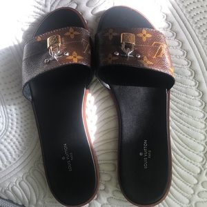 LV **AUTHENTIC** FLAT MULE LOCK SANDALS